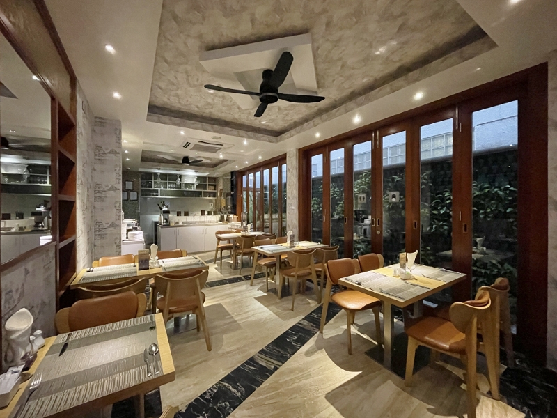 Seating area at O’View Restaurant at Samann Host hotel