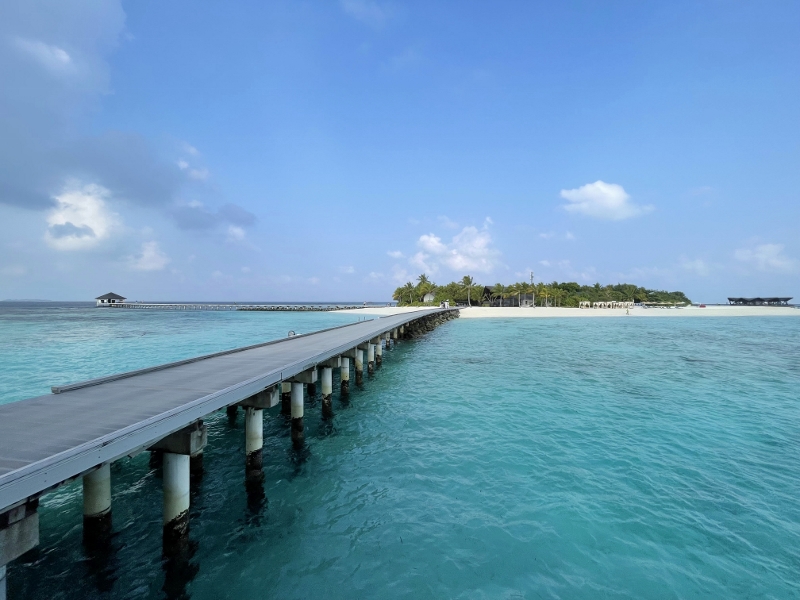 The connecting boardwalk from arrival jetty to Mövenpick Resort Kuredhivaru