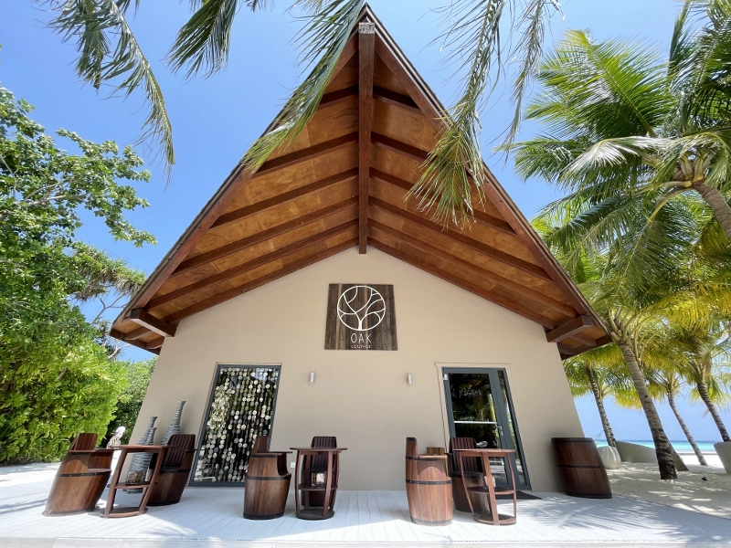 Oak Lounge at Mövenpick Resort Kuredhivaru