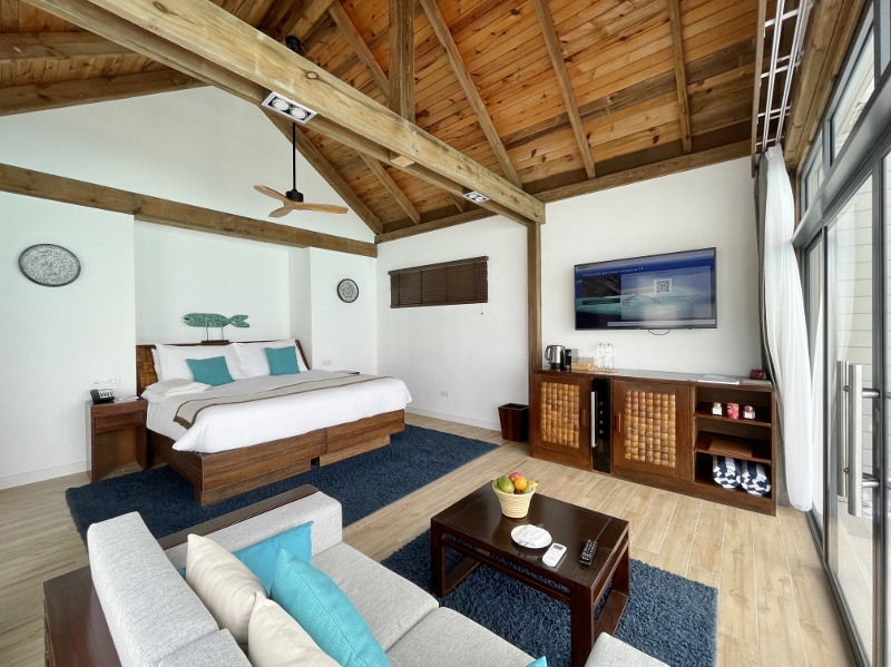 Overwater Pool Villa Ocean at Mövenpick Resort Kuredhivaru