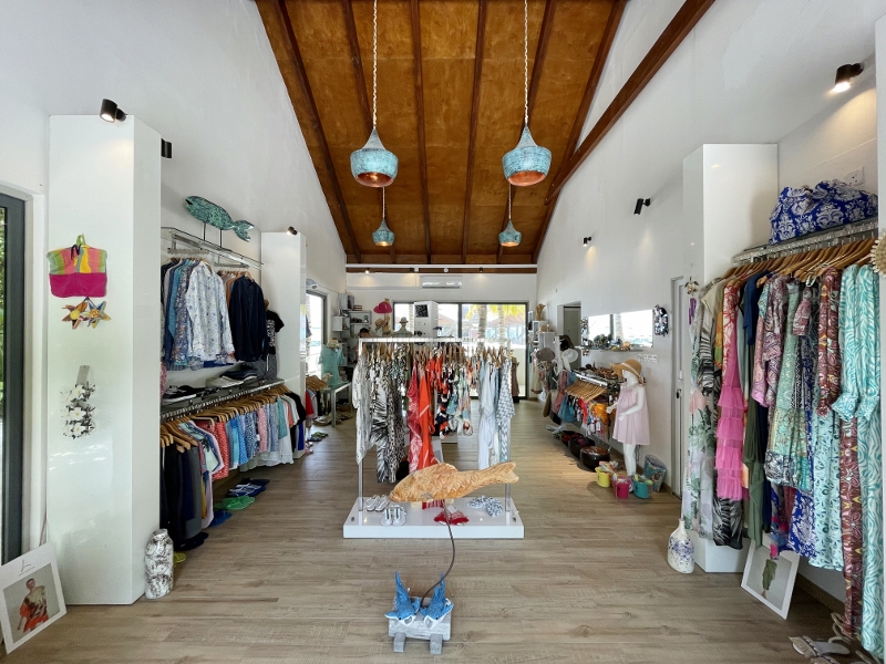 Gift shop at Mövenpick Resort Kuredhivaru