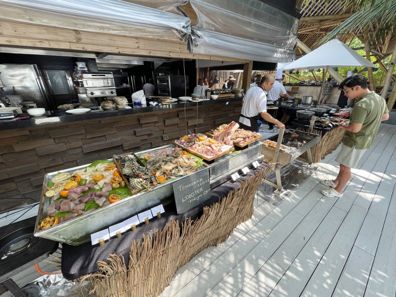 Live seafood station at Latitude 5.5 restaurant and bar at Mövenpick Resort Kuredhivaru