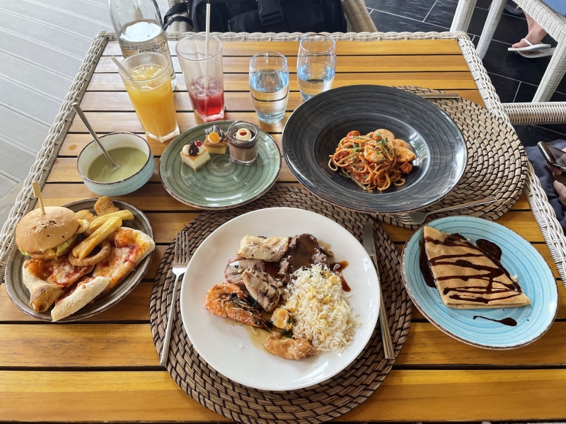 Lunch buffet dishes from Latitude 5.5 restaurant and bar at Mövenpick Resort Kuredhivaru