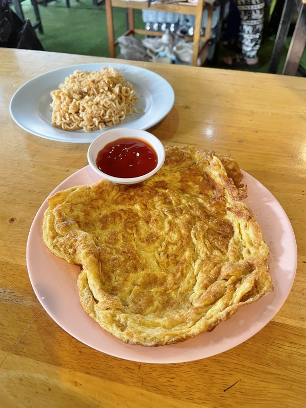 Plain omelette and yellow noodles at Chillva Market