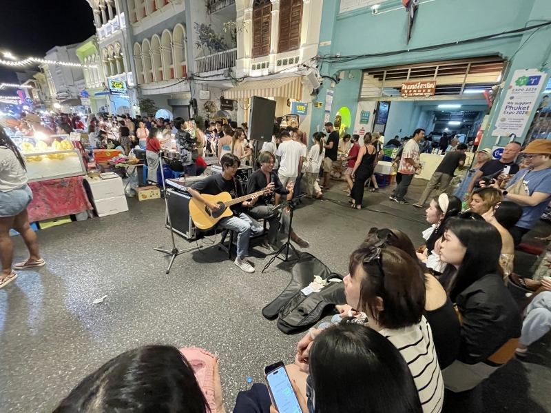Live musicians at Lard Yai Sunday Walking Street Market