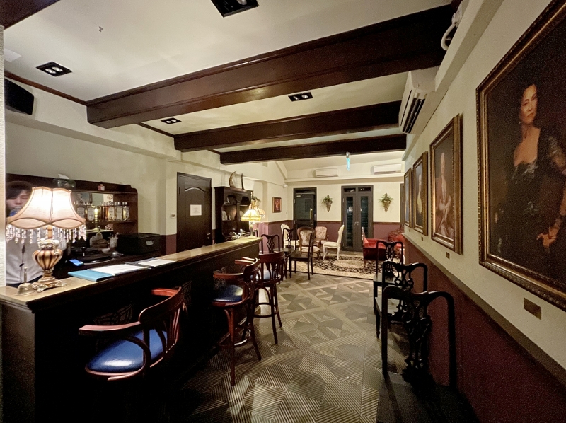 Seating area at 9th Hole Bar at Kulnari Mystery Golf