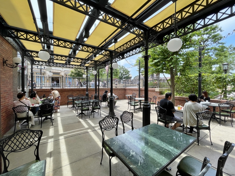 Outdoor seating area at New York Deli at Tokyo DisneySea