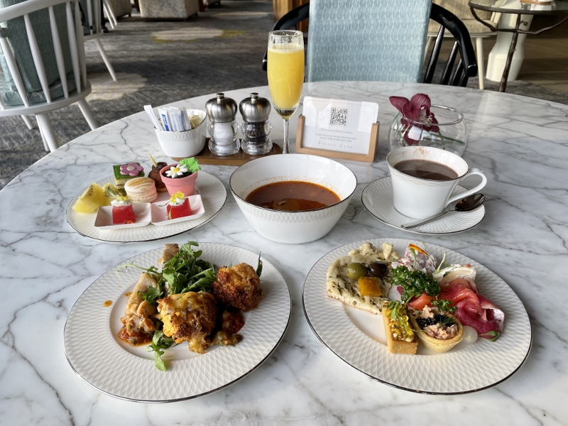 Evening canapes and cocktails at the Pacific Club Lounge at Pan Pacific Hotel