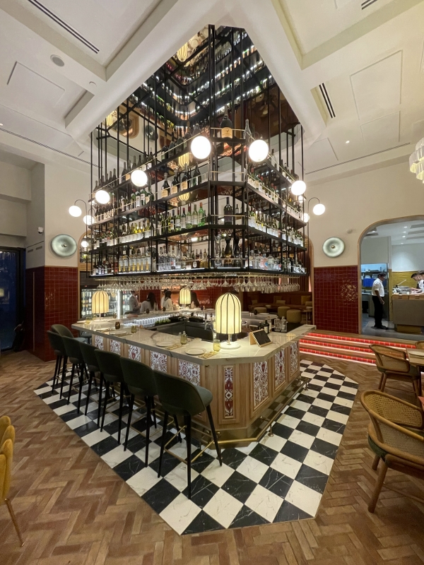 Centrepiece bar at Noa Lounge