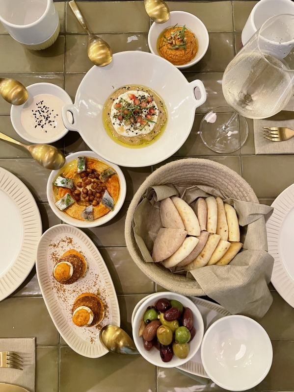 Pita bread selection, Mediterranean mezze platter, marinated olives and Noa "bomba" crispy meatballs with harissa and "allioli" from Noa Lounge