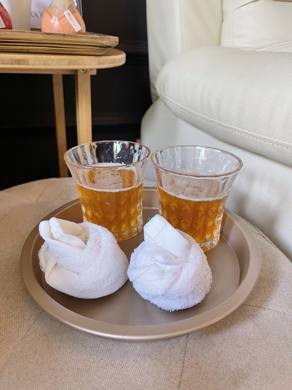 Cold towels and drinks at Luna Massage & Head Spa