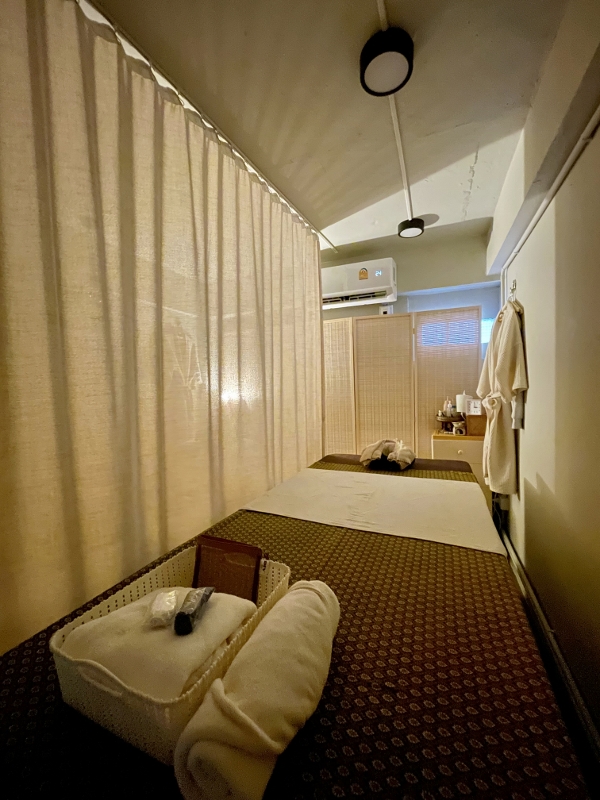 Treatment bed at Luna Massage & Head Spa