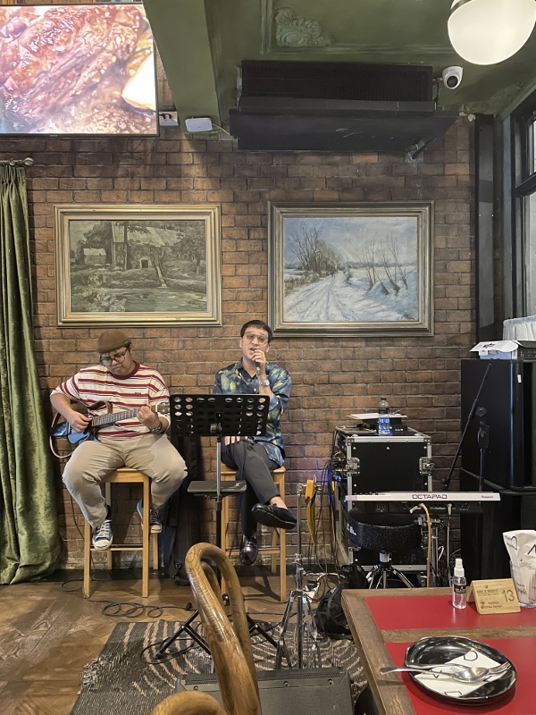 Live music at Day & Night Of Phuket Cafe