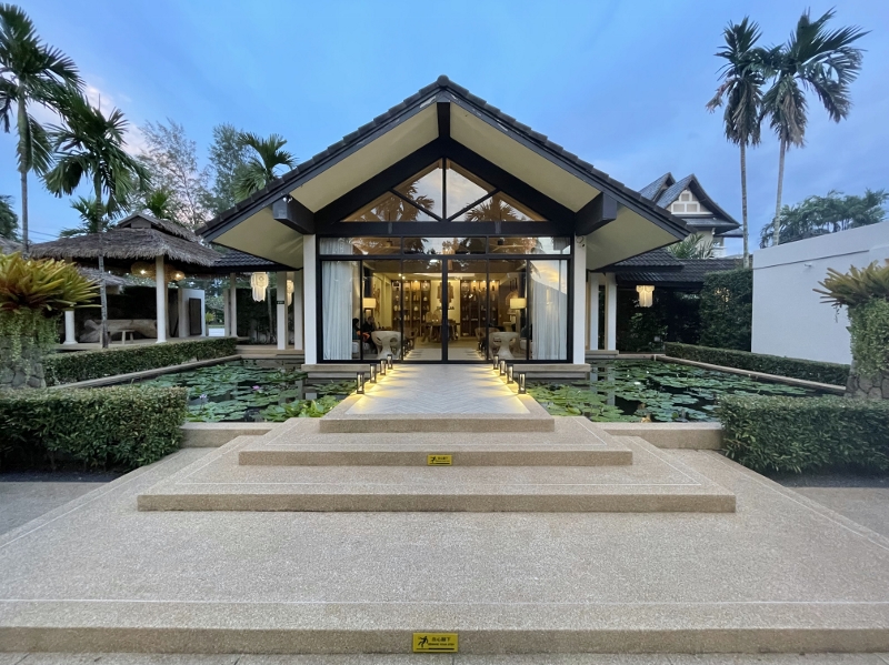 Entrance to reception area at Oasis Tropical Retreat Spa