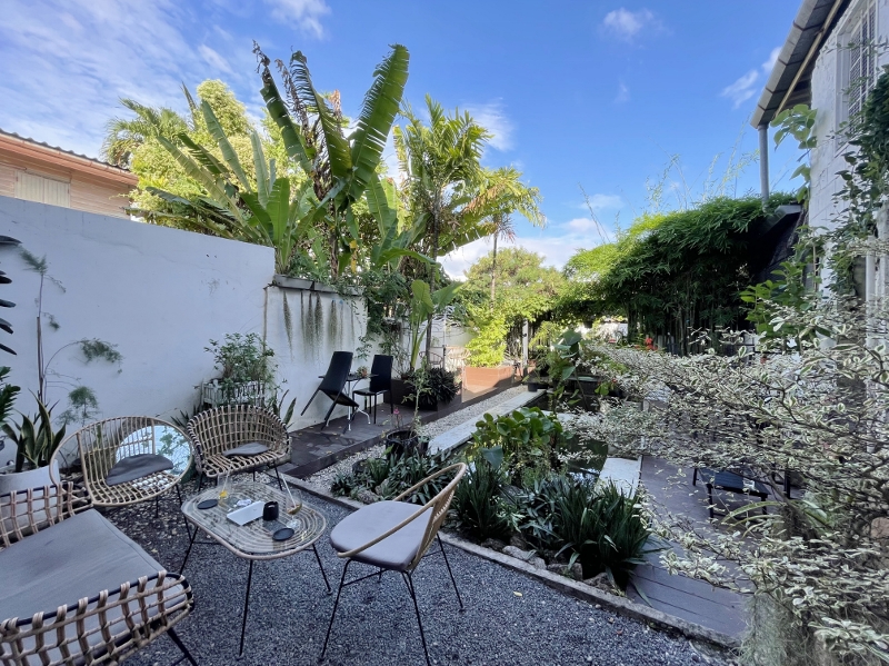 Outdoor seating area at Craftist Cafe