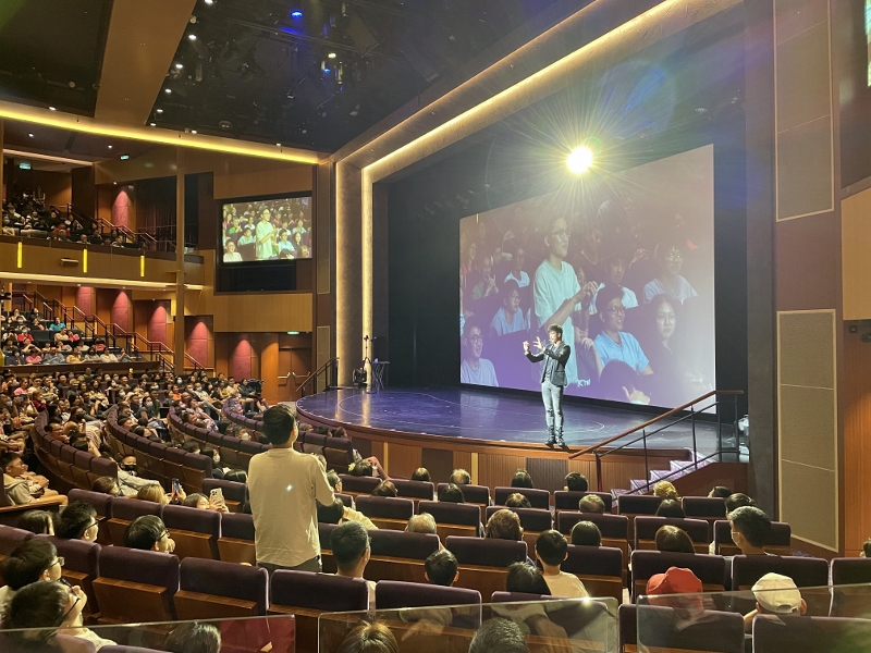 Zlwin Chew performing at Royal Theatre on Royal Caribbean Spectrum Of The Seas