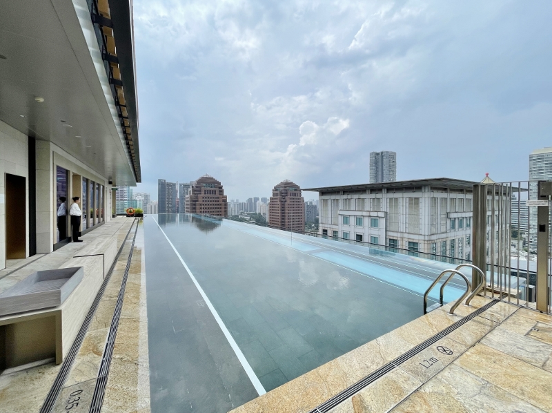 Swimming pool at COMO Metropolitan Hotel