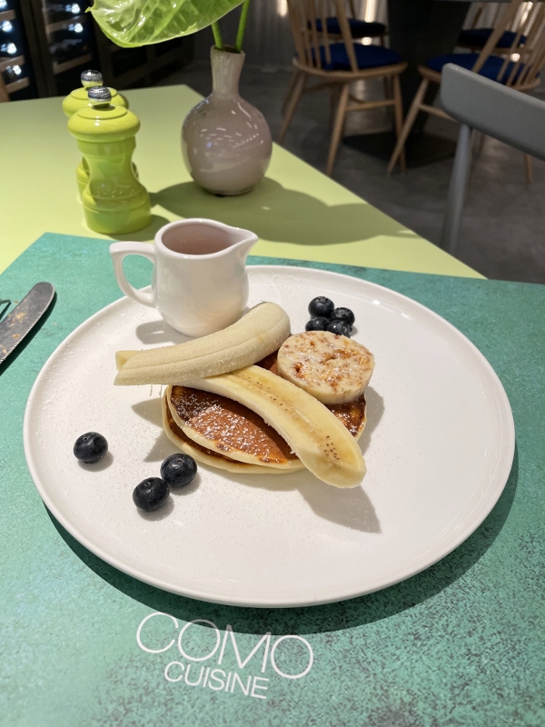 Ricotta hot cakes with honeycomb butter from COMO Cuisine restaurant at COMO Metropolitan Hotel